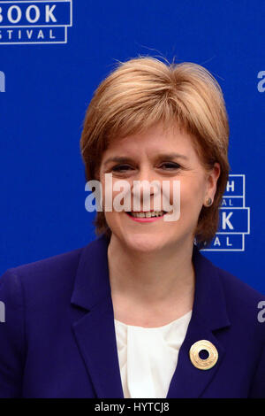 Scotland's Premier Miister Nicola Sturgeon au Edinburgh International Book Festival Banque D'Images