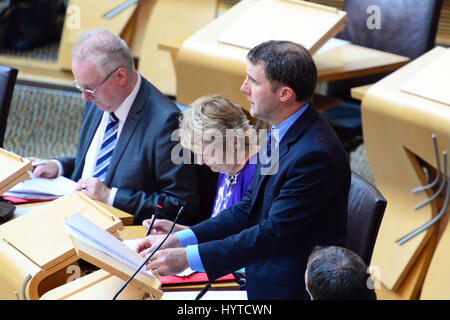 Secrétaire de la Justice Michael Matheson s'exprimant au parlement écossais pendant le passage de la législation se terminant début automatique de la libération de prisonniers en Ecosse Banque D'Images