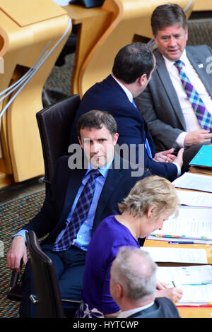 Secrétaire de la Justice Michael Matheson (C) et collègues banquette avant d'attendre un vote au parlement écossais pendant le passage de la législation se terminant début automatique de la libération de prisonniers en Ecosse Banque D'Images