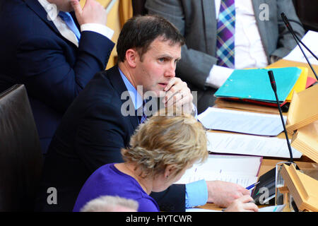 Secrétaire de la Justice Michael Matheson au parlement écossais pendant le passage de la législation se terminant début automatique de la libération de prisonniers en Ecosse Banque D'Images