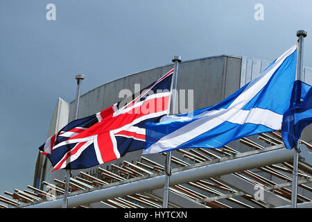 Le sautoir écossais et de l'union flag fly à l'extérieur du Parlement écossais, le jour où l'Ecosse Bill et de l'Union européenne référendum ont été publiés à Westminster Banque D'Images