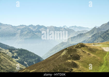 Aspin (Col d'Aspin) en été. Ce col est l'un des monuments emblématiques des Pyrénées en France Photo d'Aspin en été avec Banque D'Images