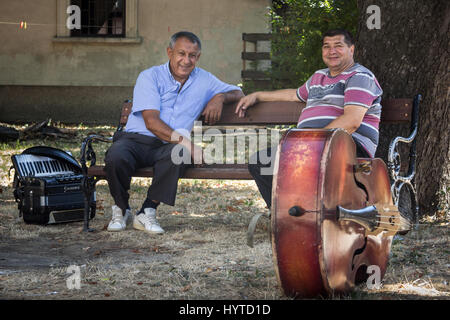 PANCEVO, SERBIE - 1 août 2015 : deux musiciens (l'un accordeonist Serbe, un contrabassist) ayant une pause avant un spectacle photo de deux vieux Banque D'Images