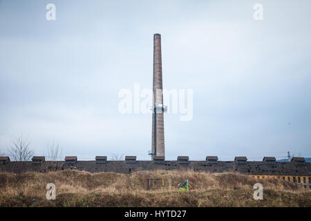 Cheminée en brique rouge d'une usine abandonnée datant de la révolution industrielle prises à Belgrade, Serbie Photo d'une vieille cheminée en brique rouge Banque D'Images