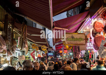 ISTANBUL, TURQUIE - 29 décembre 2015 : Photo de Hasircilar Street à l'heure de pointe, fortement encombré, près du bazar égyptien, aka Spice Market Street f Banque D'Images