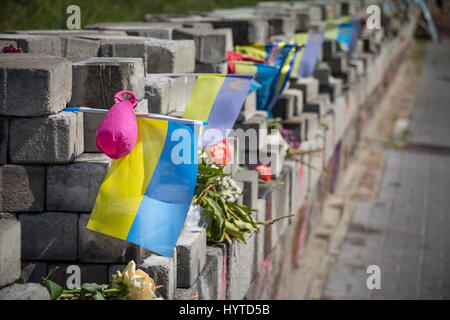 KIEV, UKRAINE - 8 août 2015 : Memorial érigé à la gens tués par Heroyiv Nebesnoyi Sotni snipers sur rue pendant la révolution un Euromaidan Banque D'Images