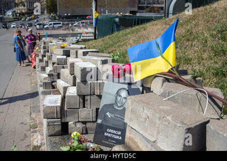 KIEV, UKRAINE - 8 août 2015 : Memorial érigé à la gens tués par Heroyiv Nebesnoyi Sotni snipers sur rue pendant la révolution un Euromaidan Banque D'Images