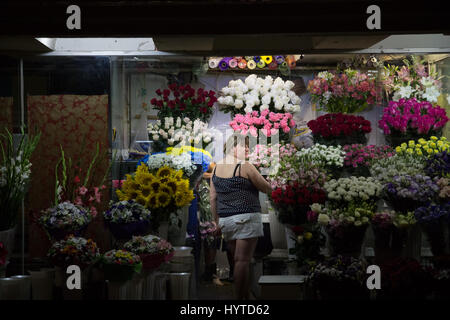 KIEV, UKRAINE - le 10 août 2015 : un fleuriste (femme d'âge moyen) travaillant sur des fleurs dans un souterrain de l'indépendance - la place de l'image d'un wo Banque D'Images