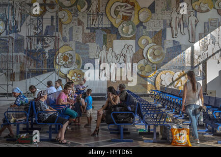 CHISINAU, MOLDOVA - 11 août 2015 : Les gens assis dans la salle d'attente de la gare routière de Chisinau, en attendant de monter à bord d'un transport par autobus. Un communiste fr Banque D'Images