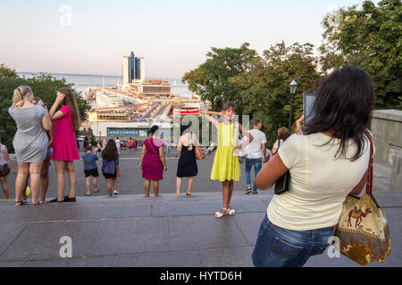 ODESSA, Ukraine - le 14 août 2015 : Mère de prendre une photo de sa fille en haut de l'escalier de Potemkine, l'un des points de repère d'Odessa, Ukraine Pic Banque D'Images