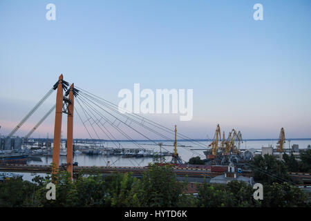 Port de fret d'Odessa vu de la ville, des grues et porte-conteneurs peut être vu dans l'arrière-plan Le Port d'Odessa Odessa (Port de Commerce Maritime) est e Banque D'Images