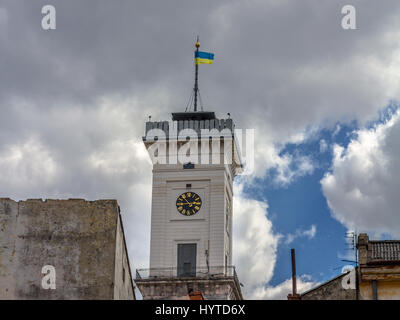 Pavillon ukrainien en haut de l'hôtel de ville de Lviv en Ukraine, tour de l'horloge, avec un fond nuageux Photo de Lviv de Ville Tour de l'horloge, un drapeau de l'Ukraine un Banque D'Images