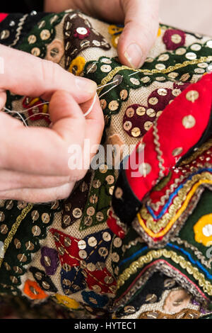 Flinserl Ausseer, mains sur les paillettes couture atelier de costumes, de l'appliqué différents motifs, Bad Aussee, Styrie, Autriche Banque D'Images