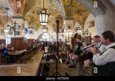 Marching Band,restaurant, brasserie Hofbräuhaus am Platzl, Munich, Haute-Bavière, Bavière, Allemagne Banque D'Images