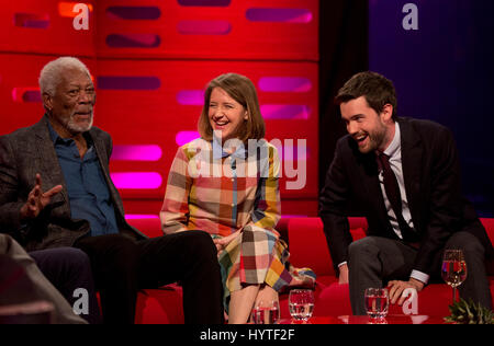 (De gauche à droite) Morgan Freeman, Gemma Whelan et Jack Whitehall pendant le tournage de The Graham Norton Show à la London Studios. Banque D'Images