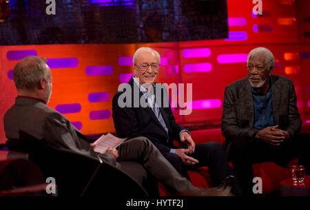 (De gauche à droite) Graham Norton, Michael Caine et Morgan Freeman pendant le tournage de The Graham Norton Show à la London Studios. Banque D'Images