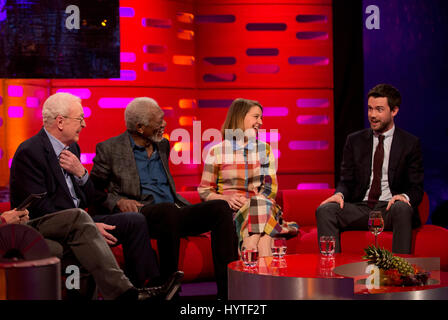 (De gauche à droite) Michael Caine, Morgan Freeman, Gemma Whelan et Jack Whitehall pendant le tournage de The Graham Norton Show à la London Studios. Banque D'Images