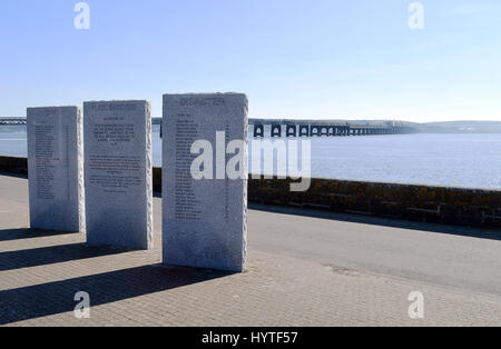 DUNDEE, ÉCOSSE - MARS 2017 Le monument aux morts de la Tay Rail Bridge 1879 disaster se dresse sur la rive nord de la rivière Tay Banque D'Images