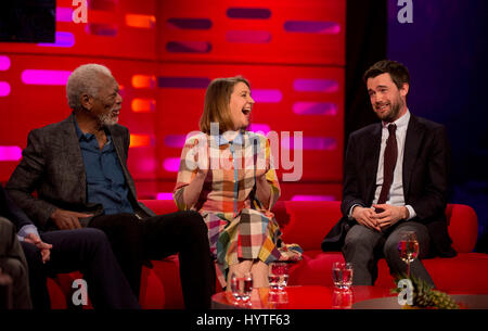 (De gauche à droite) Morgan Freeman, Gemma Whelan et Jack Whitehall pendant le tournage de The Graham Norton Show à la London Studios. Banque D'Images