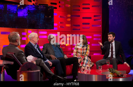 (De gauche à droite) Graham Norton, Michael Caine, Morgan Freeman, Gemma Whelan et Jack Whitehall pendant le tournage de The Graham Norton Show à la London Studios. Banque D'Images