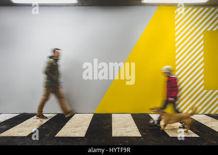 Les personnes de passage en passage souterrain marque avec bandes blanches Banque D'Images