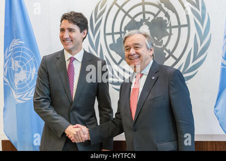 New York, USA. 06 avr, 2017. Le premier ministre du Canada, Justin Trudeau est vu à la tête d'une réunion avec le Secrétaire général des Nations Unies, Antonio Guterres dans la Suite Exécutive au Siège des Nations Unies à New York. Credit : Albin Lohr-Jones/Pacific Press/Alamy Live News Banque D'Images