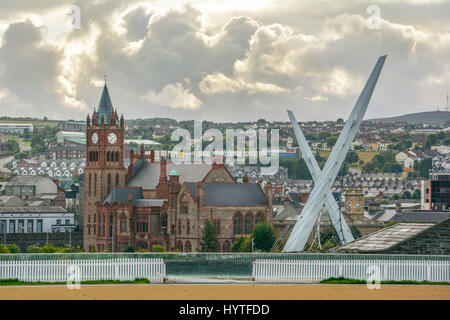 Vue panoramique de Londonderry, avec Guildhall et pont de la paix, l'Irlande du Nord Banque D'Images