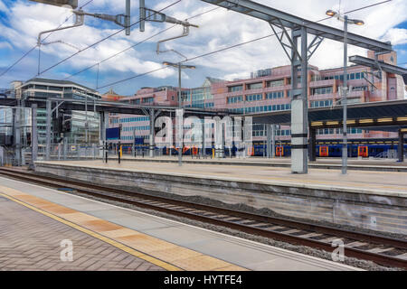 La gare de Reading sur la Great Western mainline récemment avec les lignes électrifiées Banque D'Images