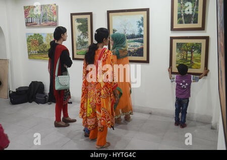 Lahore, Pakistan. 07Th avr, 2017. Visiteurs pakistanais prendre un vif intérêt dans des photos durant l'exposition de groupe de jeunes artistes 2017 tenue à la galerie d'Art Coopérative à Lahore. Credit : Rana Sajid Hussain/Pacific Press/Alamy Live News Banque D'Images