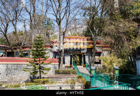 Entrée ornée gateway dans le mur de l'Institut Norbulingka, Sidphur, Dharamsala, Inde du nord, de l'Himachal Dharampur Banque D'Images