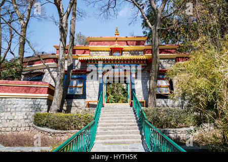 Entrée ornée gateway dans le mur de l'Institut Norbulingka, Sidphur, Dharamsala, Inde du nord, de l'Himachal Dharampur Banque D'Images