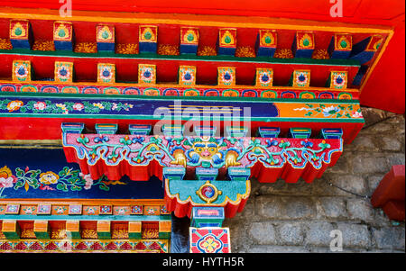 Détail de l'ornementation des avant-toits colorés au-dessus de la porte d'entrée de l'Institut Norbulingka, Sidphur, Dharamsala, Inde du nord, de l'Himachal Dharampur Banque D'Images