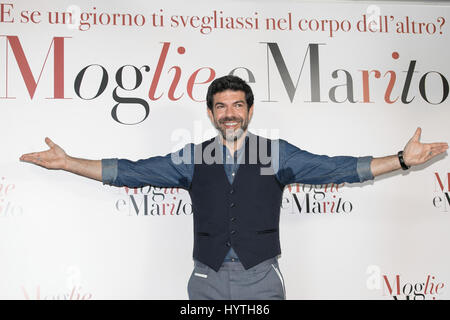 Rome, Italie. 06 avr, 2017. Photocall de "oglie e marito' un film par Kasia Smutniak avec Simone Godano, Pierfrancesco Favino, Valerio Aprea. Credit : Lucia Casone/Pacific Press/Alamy Live News Banque D'Images