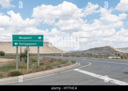 NOUPOORT, AFRIQUE DU SUD - le 21 mars 2017 : un panneau à la sortie de Noupoort, une petite ville de chemins de fer dans la province du Cap du Nord Banque D'Images