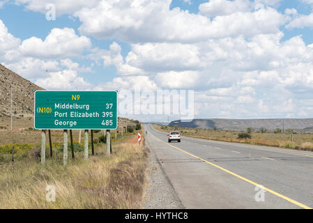 NOUPOORT, AFRIQUE DU SUD - le 21 mars 2017 : une distance signe sur la route N9 près de Noupoort, une petite ville de chemins de fer dans la province du Cap du Nord Banque D'Images