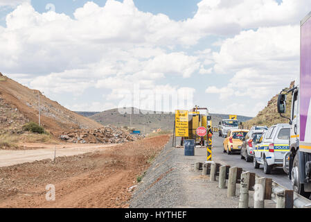 NOUPOORT, AFRIQUE DU SUD - le 21 mars 2017 : un point de contrôle de la circulation routière à sur la route N9 entre l'Noupoort et Middelburg Banque D'Images