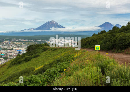 Avachinsky-Koryaksky groupe de volcans et de Mishennaya Petropavlovsk-Kamchatsky hills Banque D'Images