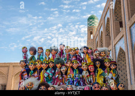 Marionnettes ouzbeks habillés en vêtements traditionnels dans la vieille ville de Khiva, Ouzbékistan Banque D'Images