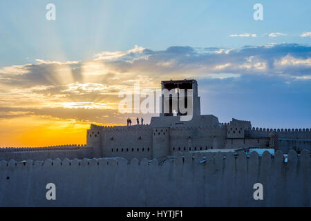 Vieux Mur de la ville de Khiva, Ouzbékistan au coucher du soleil Banque D'Images