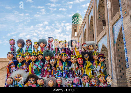 Marionnettes ouzbeks habillés en vêtements traditionnels dans la vieille ville de Khiva, Ouzbékistan Banque D'Images