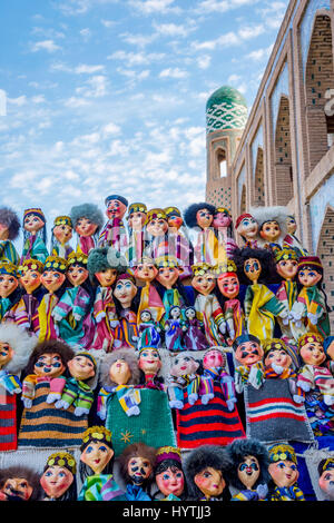 Marionnettes ouzbeks habillés en vêtements traditionnels dans la vieille ville de Khiva, Ouzbékistan Banque D'Images