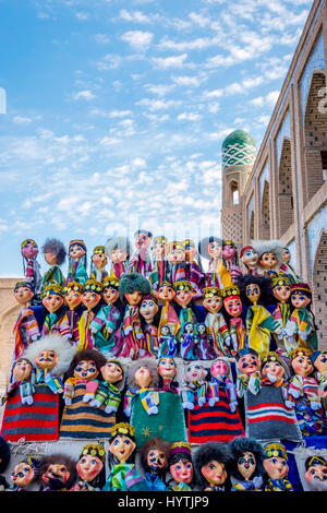 Marionnettes ouzbeks habillés en vêtements traditionnels dans la vieille ville de Khiva, Ouzbékistan Banque D'Images