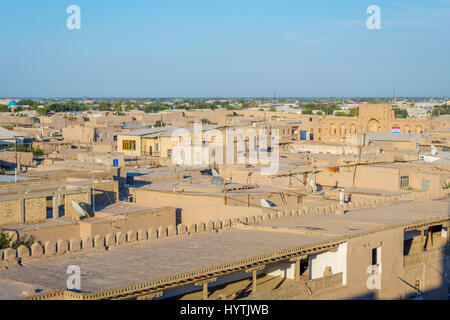 Vue sur les maisons de boue et des rues dans la vieille ville de Khiva, Ouzbékistan Banque D'Images