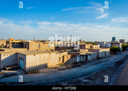 Vue sur les maisons de boue et des rues dans la vieille ville de Khiva, Ouzbékistan Banque D'Images