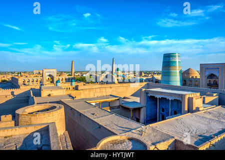 Vue sur la vieille ville de Khiva avec minarets et de dômes, l'Ouzbékistan Banque D'Images