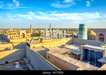 Vue sur la vieille ville de Khiva avec minarets et de dômes, l'Ouzbékistan Banque D'Images