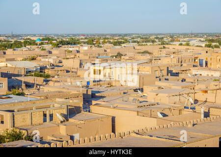 Vue sur les maisons de boue et des rues dans la vieille ville de Khiva, Ouzbékistan Banque D'Images