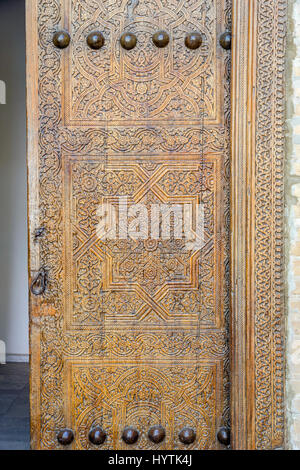 Vieille porte en bois sculpté d'ornement dans la vieille ville de Khiva, Ouzbékistan Banque D'Images