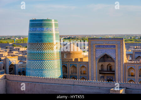 L'Islam Khoja minaret fait de carreaux bleus et madrassa dans Khiva, Ouzbékistan Banque D'Images