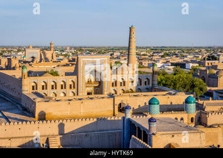 Vue sur la vieille ville de Khiva avec minarets et de dômes, l'Ouzbékistan Banque D'Images